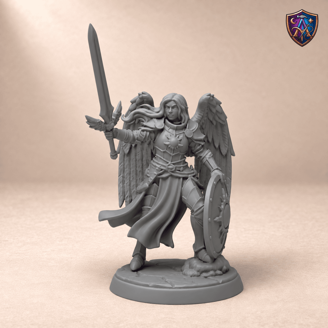 Digitaler Produkt-Render (1 von 2) von Geflügelte Aasimar-Paladinin mit Schwert und Sonnenschild in unbemaltem Dunkelgrau.