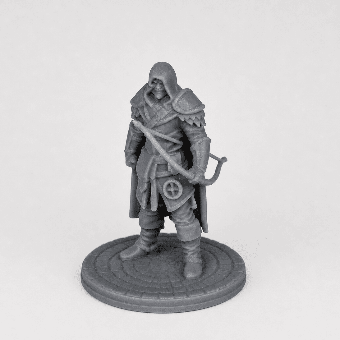Bearbeitete echte Produktaufnahme / Edited real product photo von Mensch-Waldläufer mit Bogen und Kapuze; unbemalte Resin-Miniatur / unpainted resin miniature.