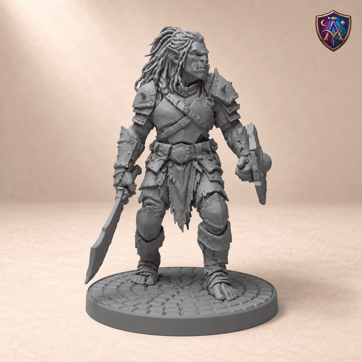 Produktansicht (1 von 4) / Product view von Ork-Krieger mit Krummschwert und Rundschild; die Resin-Miniatur wird unbemalt geliefert / the resin miniature is supplied unpainted.