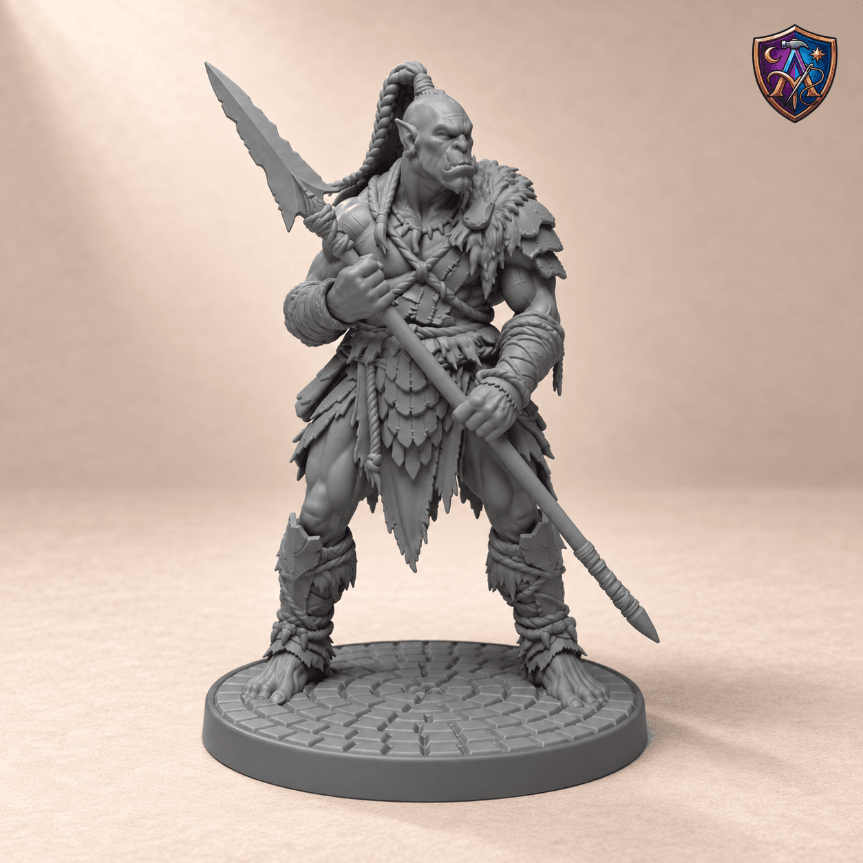 Produktansicht (1 von 4) / Product view von Ork-Krieger mit Speer und Fellumhang; die Resin-Miniatur wird unbemalt geliefert / the resin miniature is supplied unpainted.