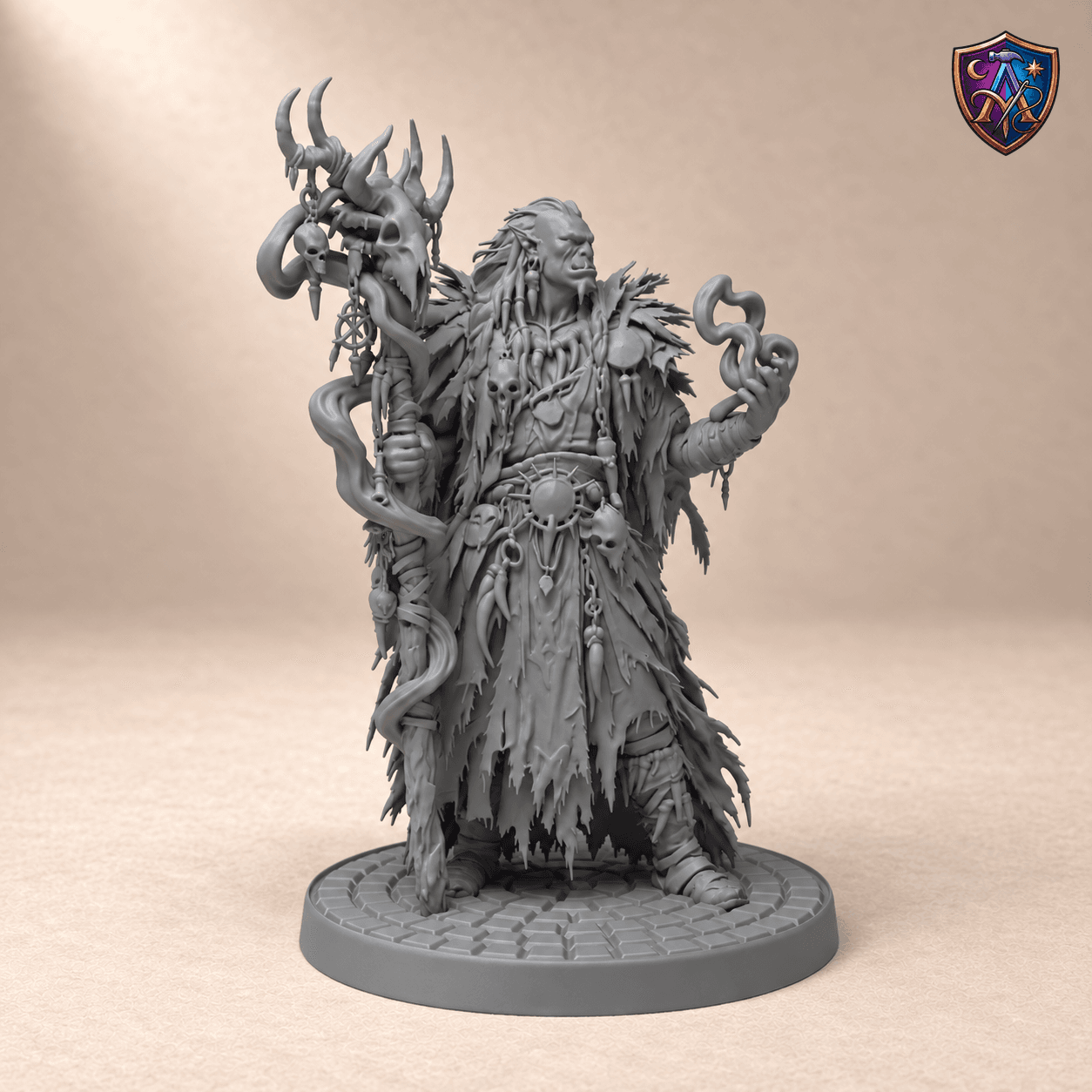 Produktansicht (1 von 4) / Product view von Ork-Druide mit Schädelstab in zerfetzter Robe; die Resin-Miniatur wird unbemalt geliefert / the resin miniature is supplied unpainted.
