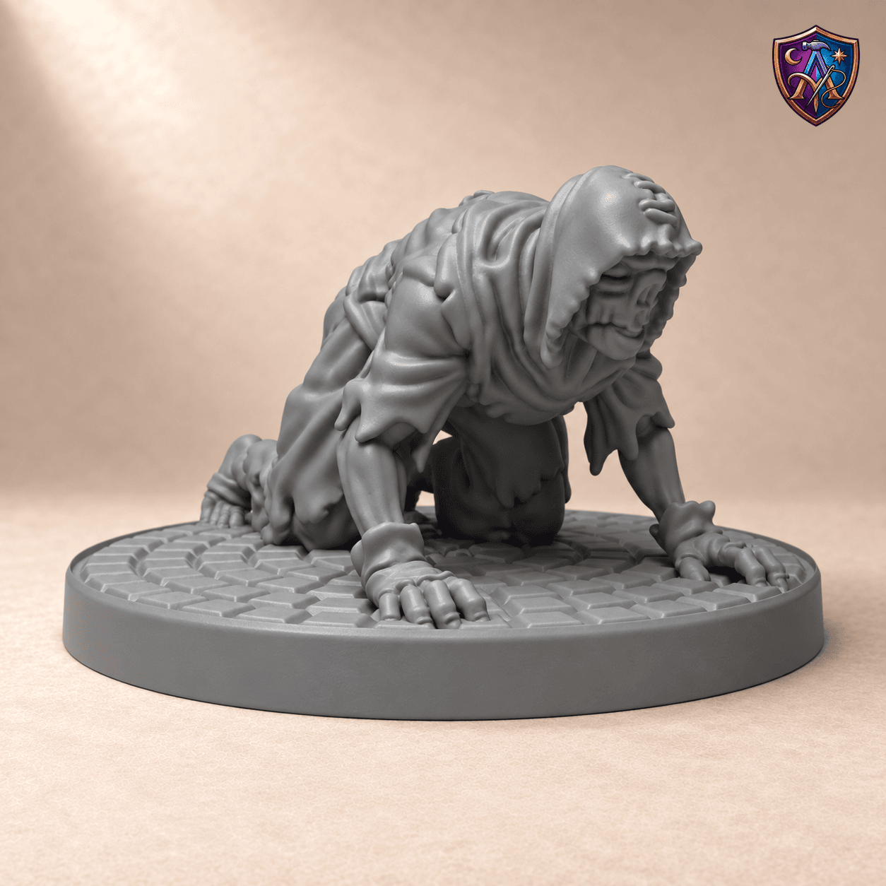 Produktansicht (1 von 4) / Product view von Kriechender Zombie mit Kapuze und Klauenhänden; die Resin-Miniatur wird unbemalt geliefert / the resin miniature is supplied unpainted.