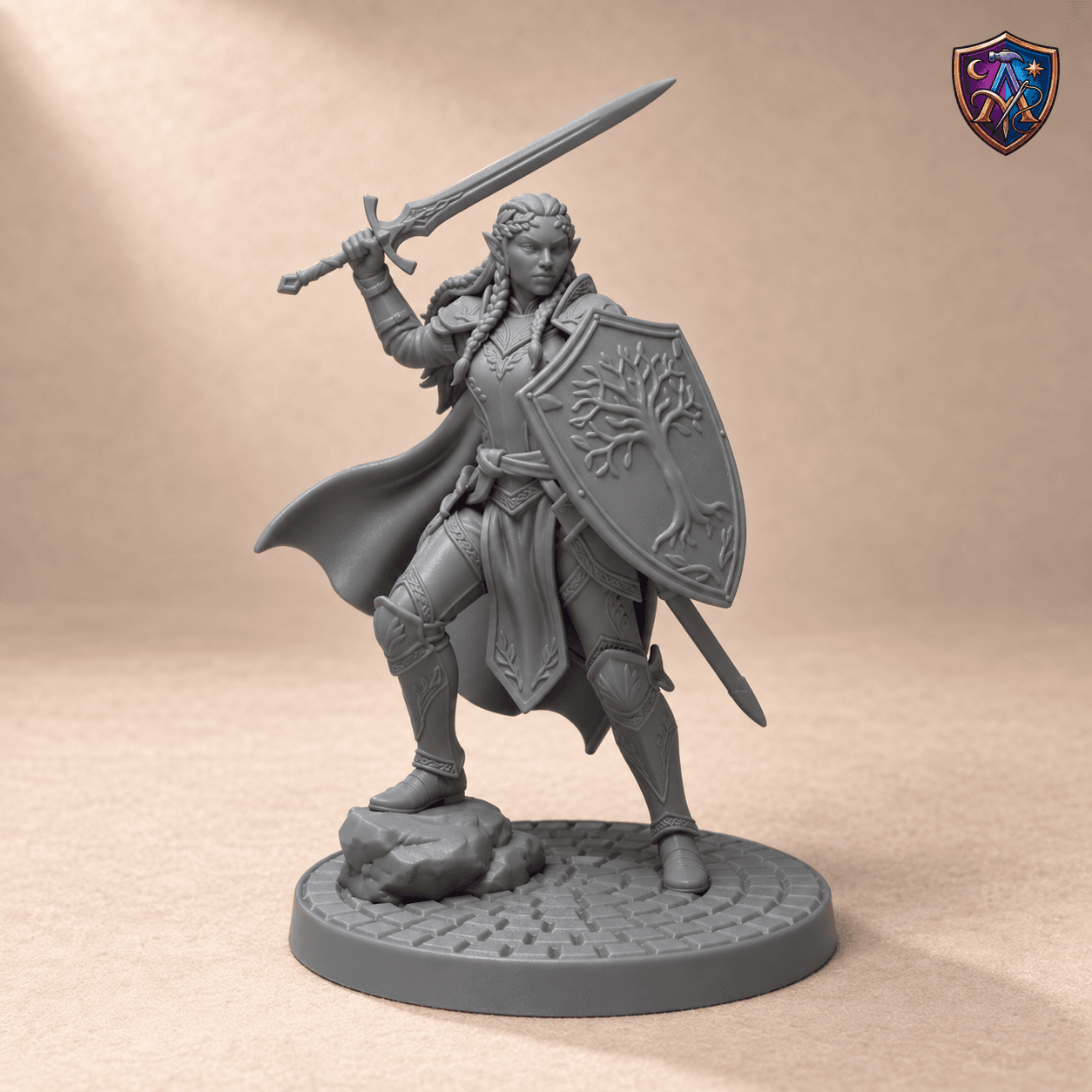 Digitaler Produkt-Render (1 von 2) von Elf-Paladinin mit erhobenem Schwert und Baumschild in unbemaltem Dunkelgrau.