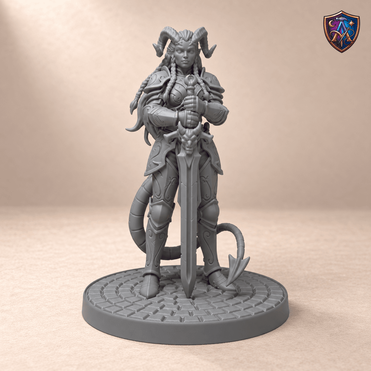 Digitaler Produkt-Render (1 von 2) von Tiefling-Paladinin mit Widderhörnern und Schwert in unbemaltem Dunkelgrau.
