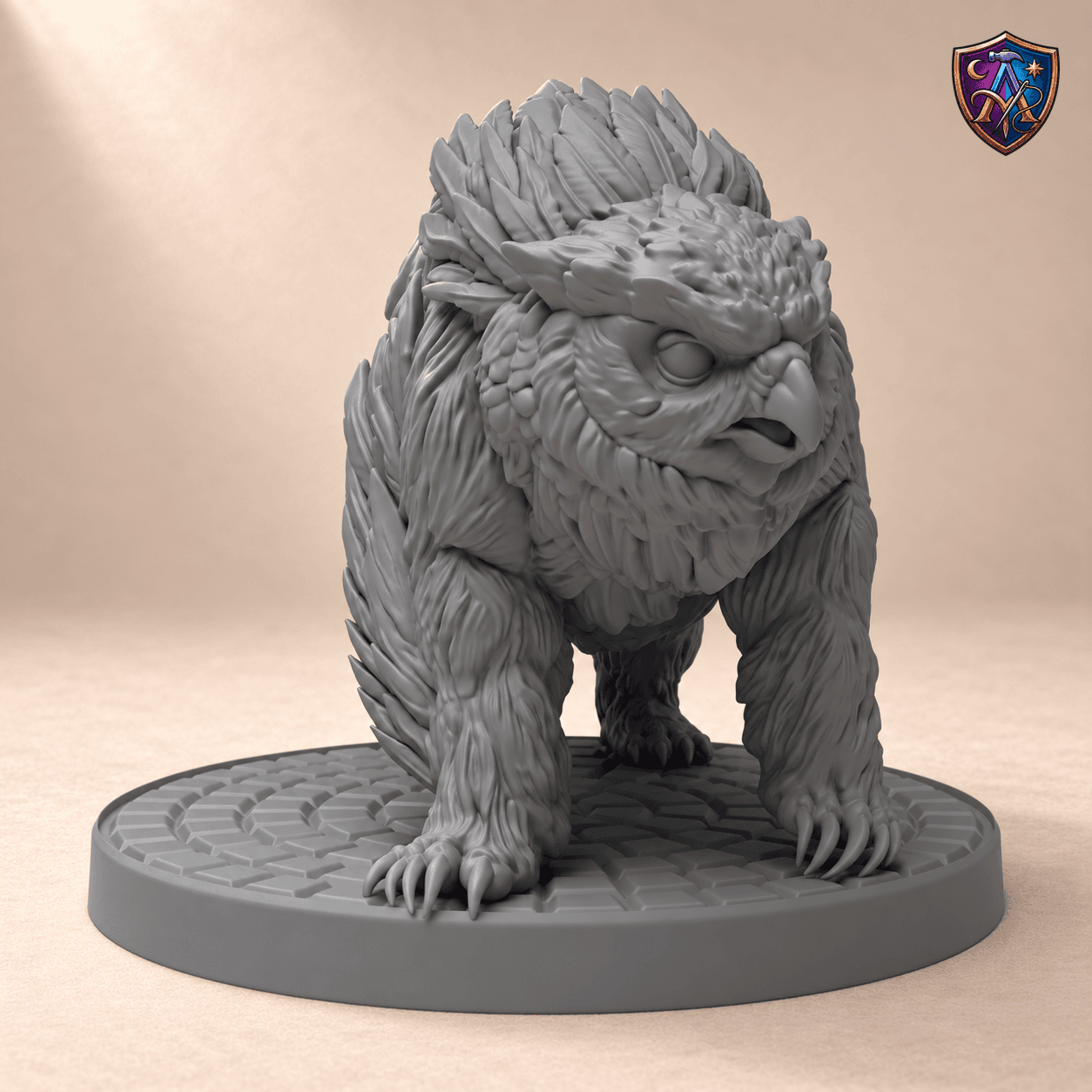 Produktansicht (1 von 4) / Product view von Eulenbär auf allen vieren mit Federkamm; die Resin-Miniatur wird unbemalt geliefert / the resin miniature is supplied unpainted.