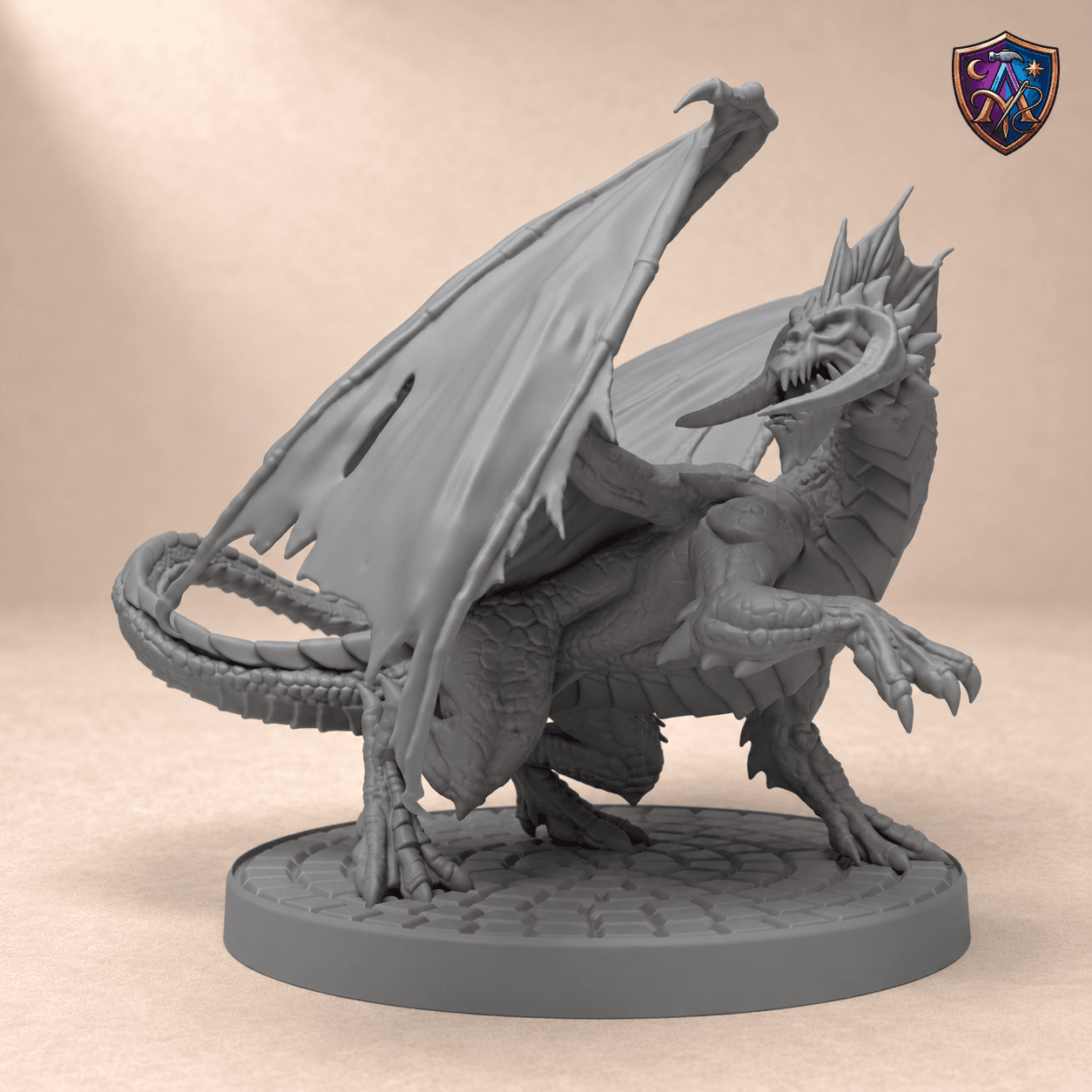Produktansicht (1 von 4) / Product view von Drache mit ausgebreiteten Flügeln und Stachelkamm; die Resin-Miniatur wird unbemalt geliefert / the resin miniature is supplied unpainted.