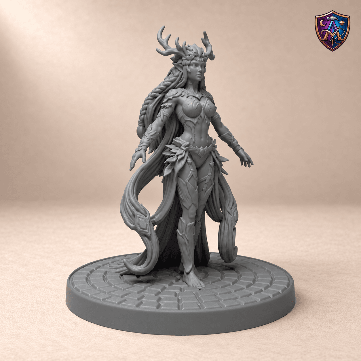 Produktansicht (1 von 4) / Product view von Feenwesen mit Geweih und Blätterrüstung; die Resin-Miniatur wird unbemalt geliefert / the resin miniature is supplied unpainted.