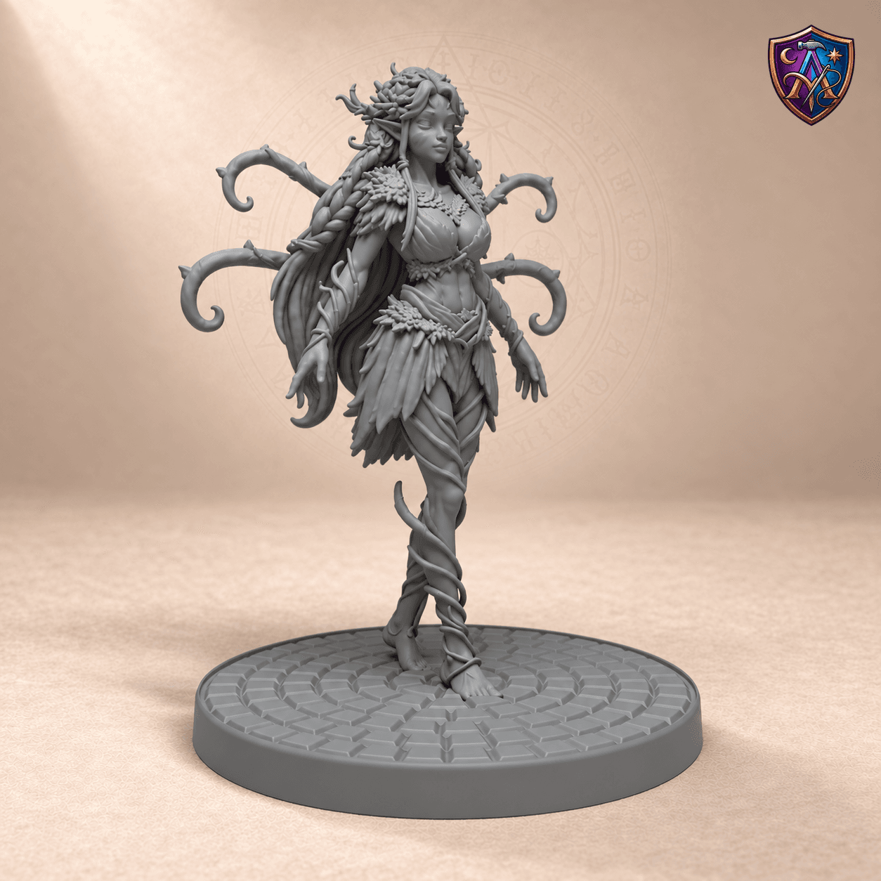 Produktansicht (1 von 4) / Product view von Dryade mit Rankenkrone und dornigen Ranken; die Resin-Miniatur wird unbemalt geliefert / the resin miniature is supplied unpainted.