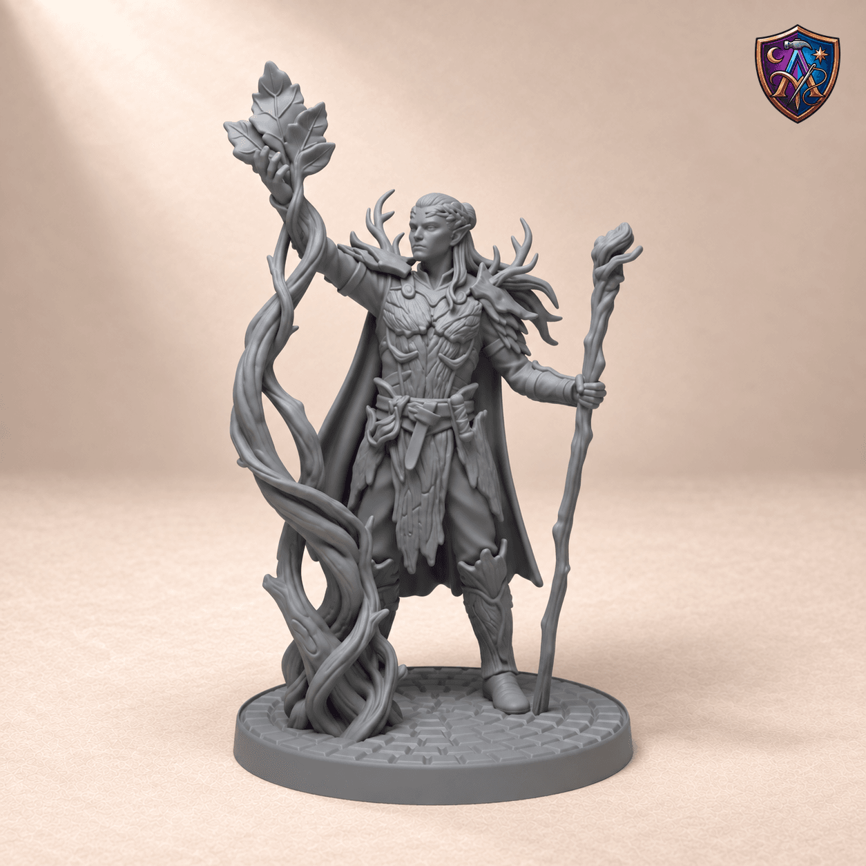 Digitaler Produkt-Render (1 von 2) von Elf-Druide mit knorrigem Stab und Ranken in unbemaltem Dunkelgrau.