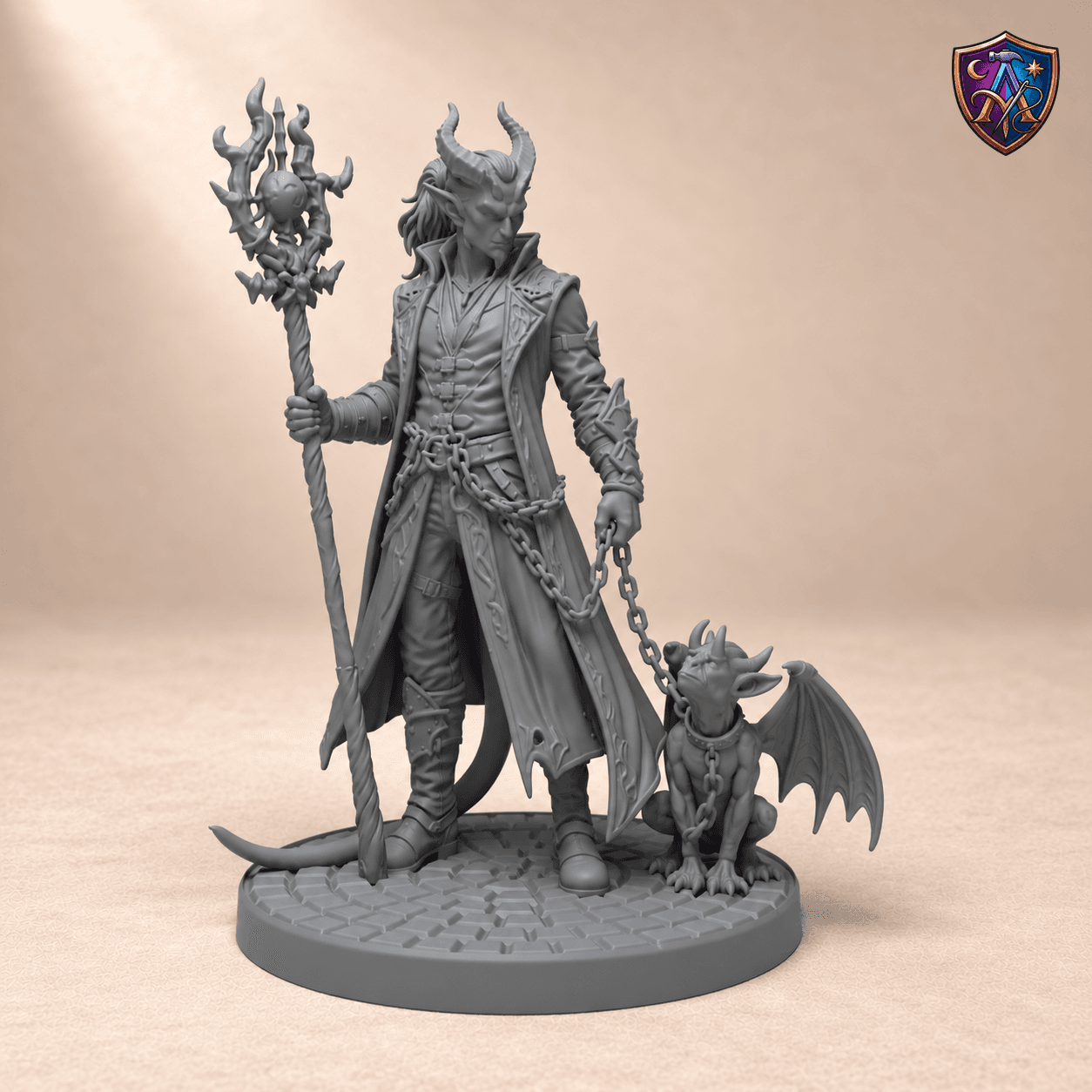 Digitaler Produkt-Render (1 von 2) von Tiefling-Hexenmeister mit Stab und Flügelwesen an Kette in unbemaltem Dunkelgrau.